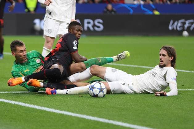 Torwart Matej Kovar (PSV Eindhoven), Christian Kofane (Bayer 04 Leverkusen) und Yarek Gasiorowski (PSV Eindhoven) battle for the ball during the UEFA Champions League 2025 26 League Phase MD2 match between Bayer 04 Leverkusen and PSV Eindhoven at BayArena on October 1, 2025 in Leverkusen, Germany. (Photo by Oliver Kaelke DeFodi Images) Goalkeeper Matej Kovar PSV Eindhoven , Christian Kofane Bayer 04 Leverkusen and Yarek Gasiorowski PSV Eindhoven battle for the ball during the UEFA Champions League 2025 26 League Phase MD2 match between Bayer 04 Leverkusen and PSV Eindhoven at BayArena on October 1, 2025 in Leverkusen, Germany Photo by Oliver Kaelke DeFodi Images