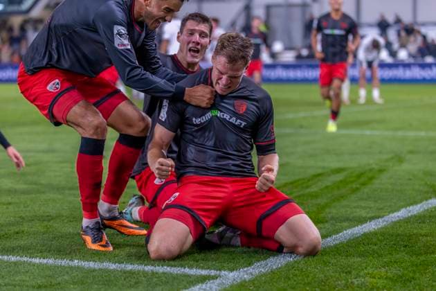 Verl, Deutschland 01. Oktober 2025: 3. Liga - 2025 2026 - SC Verl vs. FC Ingolstadt 04 Im Bild: Torschütze Simon Lorenz (FCI) jubelt nach seinem Tor zum 2:2 mit seinen Mannschaftskollegen, DFB regulations prohibit any use of photographs as image sequences and or quasi-video Sportclub Arena Nordrhein Westfalen Copyright: xFotostandx xSchäferx