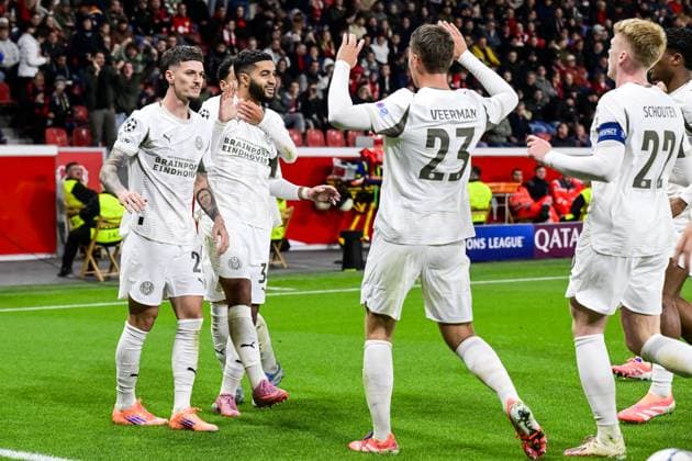 LEVERKUSEN (L-R) Dennis Man of PSV Eindhoven, Ismael Saibari of PSV Eindhoven, Joey Veerman of PSV Eindhoven, and Jerdy Schouten of PSV Eindhoven celebrate the 1-1 draw during the UEFA Champions League match between Bayer Leverkusen and PSV Eindhoven at the BayArena stadium on October 1, 2025, in Leverkusen, Germany. ANP OLAF KRAAK xVIxANPxSportx xxANPxIVx 538073988 originalFilename: 538073988.jpg