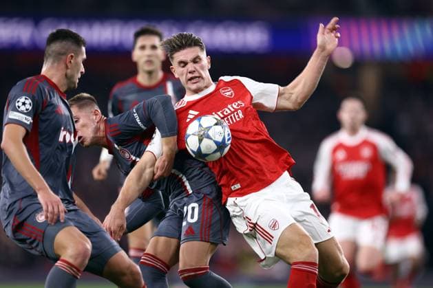 Arsenal v Olympiacos 01 October 2025, London - UEFA Champions League - Arsenal v Olympiacos - Costinha of Olympiacos and Viktor Gyokeres of Arsenal - Photo: Jacques Feeney Offside. London UK Copyright: xJacquesxFeeneyx xOffsidexOffside