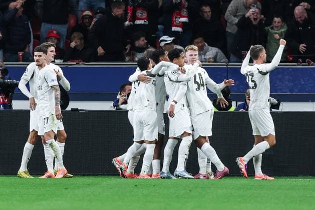 Fussball, UEFA Champions League Saison 2025 2026 Ligaphase - 2. Spieltag Bayer 04 Leverkusen - PSV Eindhoven 01.10.2025, BayArena Torjubel PSV Eindhoven nach dem Tor zum 1-1 Ausgleich durch Ismael Saibari (PSV Eindhoven, 34) die Spieler freuen sich Leverkusen BayArena Nordrhein-Westfalen Deutschland