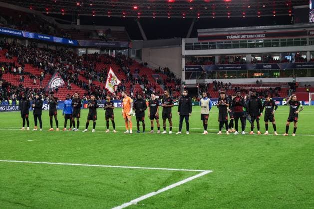 Fussball, UEFA Champions League Saison 2025 2026 Ligaphase - 2. Spieltag Bayer 04 Leverkusen - PSV Eindhoven 01.10.2025, BayArena Die Spieler von Bayer 04 Leverkusen nach dem Spiel bei den Fans Leverkusen BayArena Nordrhein-Westfalen Deutschland