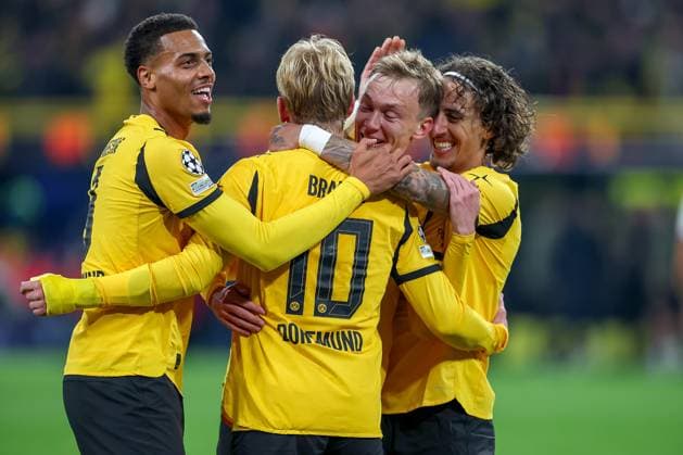 01.10.2025, Fußball, UEFA Champions League, Borussia Dortmund - Athletic Club Bilbao, BVB Stadion, 2. Spieltag, Saison 2025 2026: Torjubel nach dem Tor zum 4:1 durch Torschütze Julian Brandt (BVB 10) zusammen mit Felix Nmecha (BVB 08) Maximilian Beier (BVB 14) Fabio Silva (BVB 21) Regulations prohibit any use of photographs as image sequences and or quasi-video. Nordrhein-Westfalen Deutschland