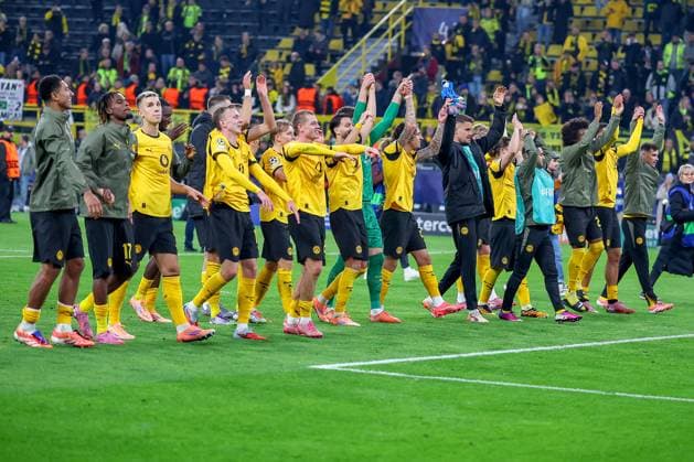 01.10.2025, Fußball, UEFA Champions League, Borussia Dortmund - Athletic Club Bilbao, BVB Stadion, 2. Spieltag, Saison 2025 2026: Abschlussjubel nach dem 4:1 Sieg des BVB gegen Bilbao. Die Mannschaft feiert den Sieg vor den Fans Regulations prohibit any use of photographs as image sequences and or quasi-video. Nordrhein-Westfalen Deutschland