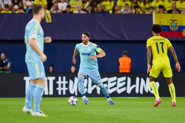 Villarreal CF v Juventus - UEFA Champions League 2025 26 League Phase MD2 VILLARREAL, SPAIN - OCTOBER 01: Manuel Locatelli of Juventus FC runs with the ball during the UEFA Champions League 2025 26 League Phase MD2 match between Villarreal CF and Juventus at Estadio de la Ceramica on October 01, 2025 in Villarreal, Spain. (Photo by Jose Torres Photo Players Images Magara Press) Villarreal Estadio de la Ceramica Spain Copyright: xJosexTorresx