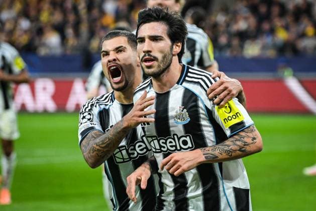 October 1, 2025, Brussels, Belgium, Belgium: SANDRO TONALI of Newcastle celebrate his goal with BRUNO GUIMARAES of Newcastle during the UEFA Champions League, League Phase MD2 match between Royale Union Saint-Gilloise and Newcastle United at Lotto Park. Newcastle United won 4:0. Brussels Belgium - ZUMAm308 20251001_zsp_m308_003 Copyright: xMatthieuxMirvillex