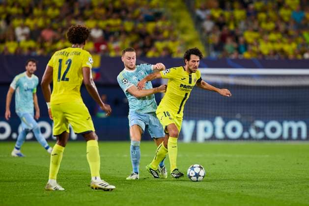 Villarreal CF v Juventus - UEFA Champions League 2025 26 League Phase MD2 VILLARREAL, SPAIN - OCTOBER 01: Teun Koopmeiners of Juventus FC competes for the ball with Dani Parejo of Villarreal CF during the UEFA Champions League 2025 26 League Phase MD2 match between Villarreal CF and Juventus at Estadio de la Ceramica on October 01, 2025 in Villarreal, Spain. (Photo by Jose Torres Photo Players Images Magara Press) Villarreal Estadio de la Ceramica Spain Copyright: xJosexTorresx