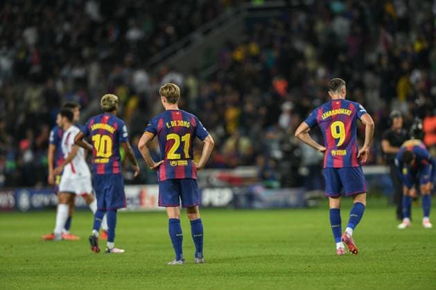 FC Barcelona, Barca v PARIS SAINT-GERMAIN OLIMPIC STADIUM LLUIS COMPANYS. MONTJUIC,BARCELONA. October 1,2025 FC BARCELONA vs PARIS SAINT-GERMAIN October 1,2025 Lamine Yamal (10) of FC Barcelona,Frenkie de Jong (21) of FC Barcelona and Robert Lewandowski (9) of FC Barcelona at the end of the soccer match corresponding to the second match of the group stage of the UEFA Champions League between FC Barcelona and Paris Saint-Germain at Olimpic Stadium Lluis Companys of MontjuÃ¯c in Barcelona, Spain. Barcelona ESP Copyright: xS.xRosx