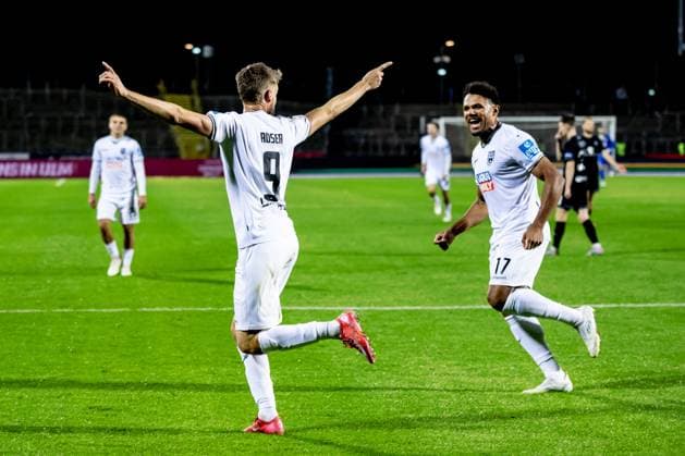 Fussball, Saison 2025 2026, 3. Liga, Donaustadion Ulm, 9. Spieltag, SSV Ulm 1846 Fußball - 1. FC Schweinfurt 05, 01.10.2025 01.10.2025, Fussball, Saison 2025 2026, 3. Liga, Donaustadion Ulm, 9. Spieltag, SSV Ulm 1846 Fußball - 1. FC Schweinfurt 05, Torjubel Jubel Freude nach Treffer Tor Torschuss zum 5:1 durch 9 Lucas Röser (SSV Ulm 1846 Fußball). v.l. 9 Lucas Röser (SSV Ulm 1846 Fußball), 17 Paul-Philipp Besong (SSV Ulm 1846 Fußball) Foto: Lucca Fundel Ulm Donaustadion Baden-Württemberg Deutschland