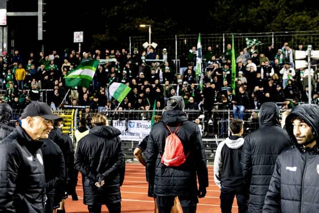 Fussball, Saison 2025 2026, 3. Liga, Donaustadion Ulm, 9. Spieltag, SSV Ulm 1846 Fußball - 1. FC Schweinfurt 05, 01.10.2025 01.10.2025, Fussball, Saison 2025 2026, 3. Liga, Donaustadion Ulm, 9. Spieltag, SSV Ulm 1846 Fußball - 1. FC Schweinfurt 05, Enttäuschung bei den Fans und Team Mannschaft des 1.FC Schweinfurt 05 Foto: Lucca Fundel Ulm Donaustadion Baden-Württemberg Deutschland