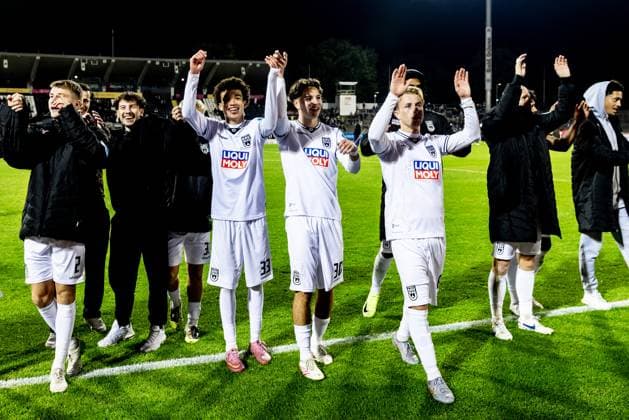 Fussball, Saison 2025 2026, 3. Liga, Donaustadion Ulm, 9. Spieltag, SSV Ulm 1846 Fußball - 1. FC Schweinfurt 05, 01.10.2025 01.10.2025, Fussball, Saison 2025 2026, 3. Liga, Donaustadion Ulm, 9. Spieltag, SSV Ulm 1846 Fußball - 1. FC Schweinfurt 05, Emotionen Freude Jubel nach dem 5:1 Heimsieg der Spatzen. v.l. 7 Ensar Aksakal (SSV Ulm 1846 Fußball), U19-Spieler 33 Evan Brown (SSV Ulm 1846 Fußball), U19-Spieler 30 Felix Vater (SSV Ulm 1846 Fußball) bei den Profis, 8 Ben Westermeier (SSV Ulm 1846 Fußball) Foto: Lucca Fundel Ulm Donaustadion Baden-Württemberg Deutschland