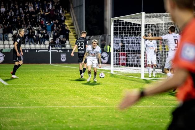 Fussball, Saison 2025 2026, 3. Liga, Donaustadion Ulm, 9. Spieltag, SSV Ulm 1846 Fußball - 1. FC Schweinfurt 05, 01.10.2025 01.10.2025, Fussball, Saison 2025 2026, 3. Liga, Donaustadion Ulm, 9. Spieltag, SSV Ulm 1846 Fußball - 1. FC Schweinfurt 05, Torjubel Jubel Freude nach Treffer Tor Torschuss zum 4:1 durch 32 Niklas Kölle (SSV Ulm 1846 Fußball). Kölle an diesem Tag mit einem Doppelpack. Foto: Lucca Fundel Ulm Donaustadion Baden-Württemberg Deutschland