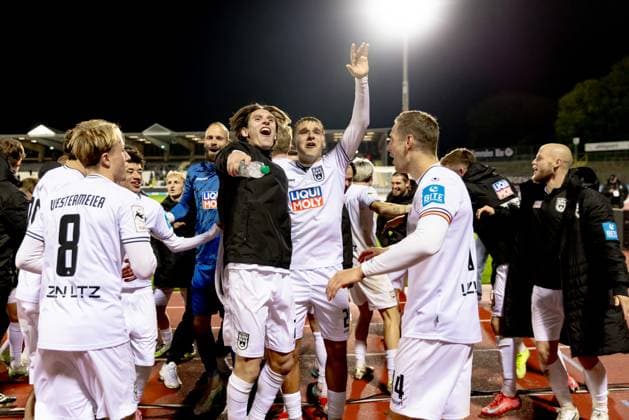 Fussball, Saison 2025 2026, 3. Liga, Donaustadion Ulm, 9. Spieltag, SSV Ulm 1846 Fußball - 1. FC Schweinfurt 05, 01.10.2025 01.10.2025, Fussball, Saison 2025 2026, 3. Liga, Donaustadion Ulm, 9. Spieltag, SSV Ulm 1846 Fußball - 1. FC Schweinfurt 05, Emotionen Freude Jubel nach dem 5:1 Heimsieg der Spatzen. Team Mannschaft SSV Ulm 1846 Fußball um 23 Max Brandt (SSV Ulm 1846 Fußball), 28 Max Scholze (SSV Ulm 1846 Fußball) Foto: Lucca Fundel Ulm Donaustadion Baden-Württemberg Deutschland