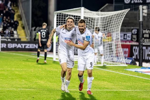 Fussball, Saison 2025 2026, 3. Liga, Donaustadion Ulm, 9. Spieltag, SSV Ulm 1846 Fußball - 1. FC Schweinfurt 05, 01.10.2025 01.10.2025, Fussball, Saison 2025 2026, 3. Liga, Donaustadion Ulm, 9. Spieltag, SSV Ulm 1846 Fußball - 1. FC Schweinfurt 05, Torjubel Jubel Freude nach Treffer Tor Torschuss zum 4:1 durch 32 Niklas Kölle (SSV Ulm 1846 Fußball). Kölle an diesem Tag mit einem Doppelpack. v.l. 32 Niklas Kölle (SSV Ulm 1846 Fußball), 9 Lucas Röser (SSV Ulm 1846 Fußball) Foto: Lucca Fundel Ulm Donaustadion Baden-Württemberg Deutschland