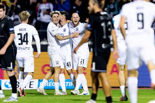Fussball, Saison 2025 2026, 3. Liga, Donaustadion Ulm, 9. Spieltag, SSV Ulm 1846 Fußball - 1. FC Schweinfurt 05, 01.10.2025 01.10.2025, Fussball, Saison 2025 2026, 3. Liga, Donaustadion Ulm, 9. Spieltag, SSV Ulm 1846 Fußball - 1. FC Schweinfurt 05, Torjubel Jubel Freude nach Treffer Tor Torschuss zum 3:1 durch 25 Elias Löder (SSV Ulm 1846 Fußball). v.l. 34 Jan Boller (SSV Ulm 1846 Fußball), 32 Niklas Kölle (SSV Ulm 1846 Fußball), 43 Leon Dajaku (SSV Ulm 1846 Fußball), 21 Marcel Seegert (SSV Ulm 1846 Fußball) Foto: Lucca Fundel Ulm Donaustadion Baden-Württemberg Deutschland