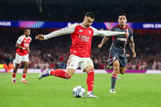 1st October 2025; Emirates Stadium, London, England; Champions League Football, Arsenal versus Olympiakos; Gabriel Martinelli of Arsenal crosses the ball into the Olympiakos box  HenningxvonxJagow