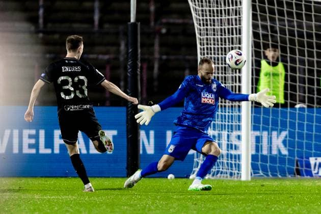 Fussball, Saison 2025 2026, 3. Liga, Donaustadion Ulm, 9. Spieltag, SSV Ulm 1846 Fußball - 1. FC Schweinfurt 05, 01.10.2025 01.10.2025, Fussball, Saison 2025 2026, 3. Liga, Donaustadion Ulm, 9. Spieltag, SSV Ulm 1846 Fußball - 1. FC Schweinfurt 05, v.l. 33 Joshua Endres (1.FC Schweinfurt 05), 39 Christian Ortag (SSV Ulm 1846 Fußball) parade hält den Ball Foto: Lucca Fundel Ulm Donaustadion Baden-Württemberg Deutschland
