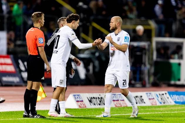 Fussball, Saison 2025 2026, 3. Liga, Donaustadion Ulm, 9. Spieltag, SSV Ulm 1846 Fußball - 1. FC Schweinfurt 05, 01.10.2025 01.10.2025, Fussball, Saison 2025 2026, 3. Liga, Donaustadion Ulm, 9. Spieltag, SSV Ulm 1846 Fußball - 1. FC Schweinfurt 05, Einwechselung Drittliga Debüt für U19-Spieler 30 Felix Vater (SSV Ulm 1846 Fußball) bei den Profis. Wechsel v.l. U19-Spieler 30 Felix Vater (SSV Ulm 1846 Fußball), 21 Marcel Seegert (SSV Ulm 1846 Fußball) Foto: Lucca Fundel Ulm Donaustadion Baden-Württemberg Deutschland