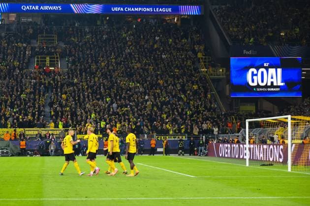 01.10.2025, xfanx, Fussball UEFA Champions League, Borussia Dortmund - Athletic Bilbao v.l. Torschütze Serhou Guirassy (BVB), rechts im Bild, macht das Tor zum 3:0 für Borussia Dortmund und jubelt mit seinen Mannschaftskollegen (DFL DFB REGULATIONS PROHIBIT ANY USE OF PHOTOGRAPHS as IMAGE SEQUENCES and or QUASI-VIDEO) Dortmund