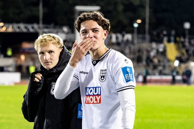 Fussball, Saison 2025 2026, 3. Liga, Donaustadion Ulm, 9. Spieltag, SSV Ulm 1846 Fußball - 1. FC Schweinfurt 05, 01.10.2025 01.10.2025, Fussball, Saison 2025 2026, 3. Liga, Donaustadion Ulm, 9. Spieltag, SSV Ulm 1846 Fußball - 1. FC Schweinfurt 05, Jubel Emotionen Freude nach dem 5:1 Heimsieg der Spatzen. U19-Spieler 30 Felix Vater (SSV Ulm 1846 Fußball) feierte sein Drittliga Debüt bei den Profis Foto: Lucca Fundel Ulm Donaustadion Baden-Württemberg Deutschland