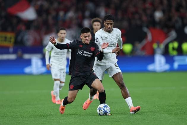 GER, UEFA CL, 2. Spieltag, Ligaphase, Bayer 04 Leverkusen (GER) vs. PSV Eindhoven (NED), 01.10.2025, BayArena, Leverkusen, GER, UEFA CL, 2. Spieltag, Ligaphase, Bayer 04 Leverkusen (GER) vs. PSV Eindhoven (NED), , im Bild: Claudio Echeverri (Leverkusen 9), greift von hinten Ryan Flamingo (PSV Endhoven 6), an