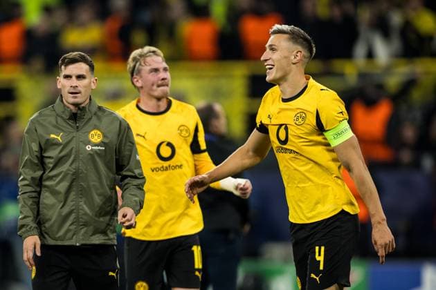 UEFA Champions League, Borussia Dortmund - Athletic Club Bilbao; 01.10.2025 Nico Schlotterbeck (Borussia Dortmund, 4) feiert den Sieg mit seinen Mitspielern und den Fans UEFA Champions League, Borussia Dortmund - Athletic Club Bilbao, Dortmund, SIGNAL IDUNA PARK am 01.10.2025 Copyright: xBEAUTIFULxSPORTS Wunderlx