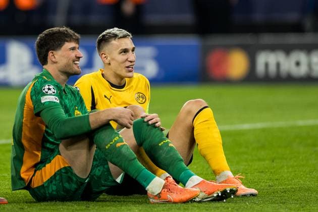 UEFA Champions League, Borussia Dortmund - Athletic Club Bilbao; 01.10.2025 Gregor Kobel (Borussia Dortmund, 1) und Nico Schlotterbeck (Borussia Dortmund, 4) sitzen lachend vor der Kurve UEFA Champions League, Borussia Dortmund - Athletic Club Bilbao, Dortmund, SIGNAL IDUNA PARK am 01.10.2025 Copyright: xBEAUTIFULxSPORTS Wunderlx