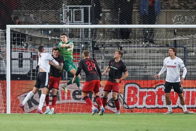 3. Liga; SC Verl - FC Ingolstadt 04; Torwart Markus Ponath (1, FCI) blockt den Ball verhindert Tor. Jonas Scholz (15, FCI) Gustav Christensen (24, FCI) Simon Lorenz (32, FCI) Otto Fynn (34 Verl) 3. Liga - FC Ingolstadt 04 Saison 2025 2026 SC Verl