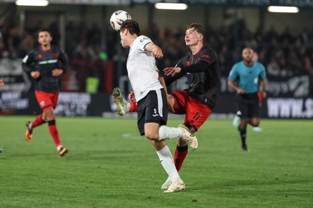 3. Liga; SC Verl - FC Ingolstadt 04; Frederik Christensen (11, FCI) Zweikampf Kampf um den Ball v5 3. Liga - FC Ingolstadt 04 Saison 2025 2026 SC Verl