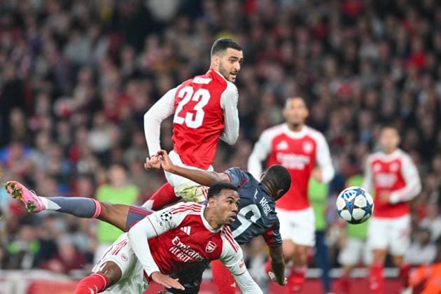 Mikel Merino of Arsenal FC and Ayoub Kaabi of Olympiacos challenge for the ball during the UEFA Champions League match between Arsenal and Olympiakos at the Emirates Stadium, London, England on 1 October 2025. Copyright: xPhilxHutchinsonx 44060025