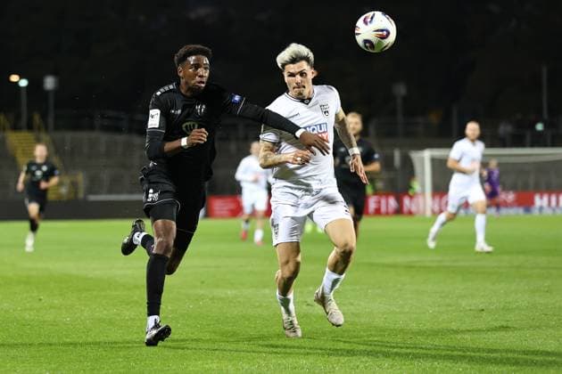 01.10.2025, Fussball, Herren, 9. Spieltag 3. Liga Saison 2025 2026: SSV Ulm 1846 - FC Schweinfurt 05 Von links: Uche Obiogumu (FC Schweinfurt 05, 27) gegen Niklas Kölle (SSV Ulm, 32)