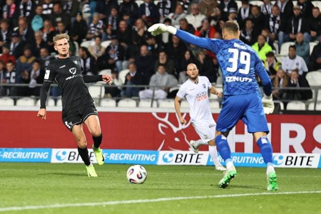 01.10.2025, Fussball, Herren, 9. Spieltag 3. Liga Saison 2025 2026: SSV Ulm 1846 - FC Schweinfurt 05 Von links: Jakob Tranziska (FC Schweinfurt 05, 17) gegen Torwart Christian Ortag (SSV Ulm, 39)