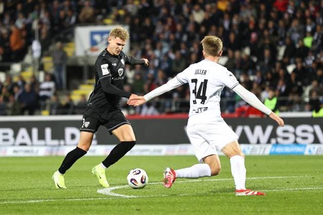 01.10.2025, Fussball, Herren, 9. Spieltag 3. Liga Saison 2025 2026: SSV Ulm 1846 - FC Schweinfurt 05 Von links: Jakob Tranziska (FC Schweinfurt 05, 17) gegen Jan Boller (SSV Ulm, 34)