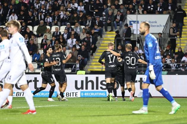 01.10.2025, Fussball, Herren, 9. Spieltag 3. Liga Saison 2025 2026: SSV Ulm 1846 - FC Schweinfurt 05 Torjubel der Schweinfurter nach dem 1:1-Ausgleich durch Joshua Endres (FC Schweinfurt 05, 33)