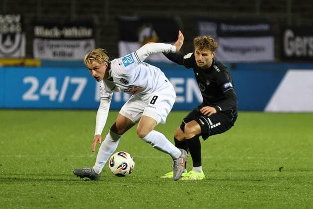 01.10.2025, Fussball, Herren, 9. Spieltag 3. Liga Saison 2025 2026: SSV Ulm 1846 - FC Schweinfurt 05 Von links: Ben Westermeier (SSV Ulm, 08) gegen Nico Grimbs (FC Schweinfurt 05, 05)