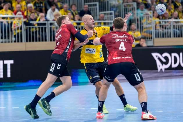 v.li.: Simon Pytlick (Flensburg, 2), Lukas Sandell (RNL, 11), Johannes Golla (Flensburg, 4), Zweikampf, Spielszene, Duell, duel, tackle, tackling, Dynamik, Action, Aktion, 01.10.2025, Heidelberg (Deutschland), Handball, DHB-Pokal, 2. Runde, Rhein-Neckar Löwen - SG Flensburg-Handewitt