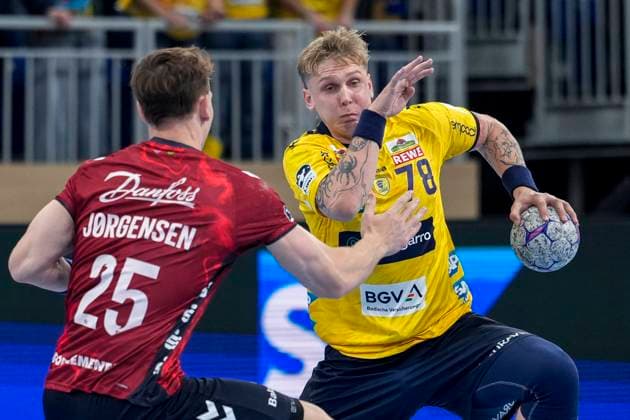 v.li.: Lukas Jörgensen (Flensburg, 25), Edwin Aspenbäck (RNL, 78), Zweikampf, Spielszene, Duell, duel, tackle, tackling, Dynamik, Action, Aktion, 01.10.2025, Heidelberg (Deutschland), Handball, DHB-Pokal, 2. Runde, Rhein-Neckar Löwen - SG Flensburg-Handewitt