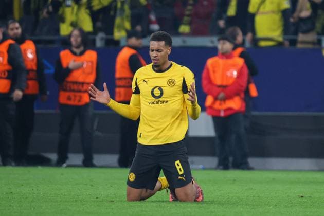 01.10.2025, xfanx, Fussball UEFA Champions League, Borussia Dortmund - Athletic Bilbao v.l.Felix Nmecha (BVB) betend auf dem Spielfeld beim Abschlussjubel nach dem Sieg gegen Athletic Bilbao (DFL DFB REGULATIONS PROHIBIT ANY USE OF PHOTOGRAPHS as IMAGE SEQUENCES and or QUASI-VIDEO) Dortmund