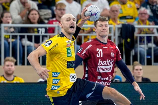 v.li.: Lukas Sandell (RNL, 11), Emil Manfeldt Jakobsen (Flensburg, 31), Zweikampf, Spielszene, Duell, duel, tackle, tackling, Dynamik, Action, Aktion, 01.10.2025, Heidelberg (Deutschland), Handball, DHB-Pokal, 2. Runde, Rhein-Neckar Löwen - SG Flensburg-Handewitt