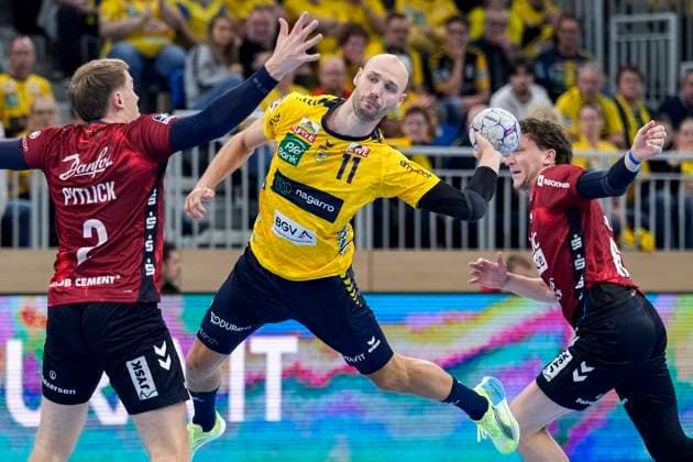 v.li.: Simon Pytlick (Flensburg, 2), Lukas Sandell (RNL, 11), Lasse Möller (Flensburg, 64), Zweikampf, Spielszene, Duell, duel, tackle, tackling, Dynamik, Action, Aktion, 01.10.2025, Heidelberg (Deutschland), Handball, DHB-Pokal, 2. Runde, Rhein-Neckar Löwen - SG Flensburg-Handewitt