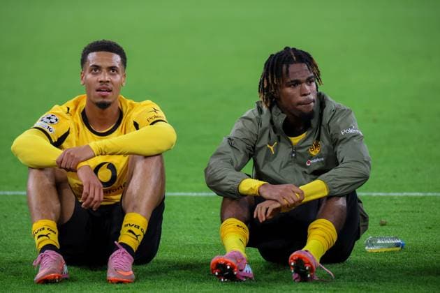 01.10.2025, xfanx, Fussball UEFA Champions League, Borussia Dortmund - Athletic Bilbao v.l. Felix Nmecha (BVB) und Carney Chukwuemeka (BVB) beim Abschlussjubel nach dem Sieg gegen Athletic Bilbao (DFL DFB REGULATIONS PROHIBIT ANY USE OF PHOTOGRAPHS as IMAGE SEQUENCES and or QUASI-VIDEO) Dortmund