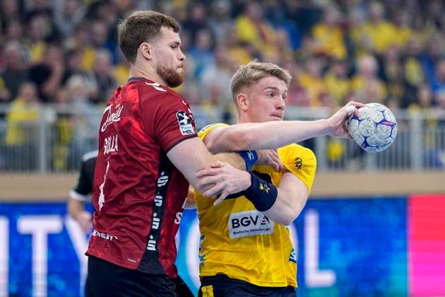 v.li.: Johannes Golla (Flensburg, 4), Haukur Thrastarson (RNL, 25), Zweikampf, Spielszene, Duell, duel, tackle, tackling, Dynamik, Action, Aktion, 01.10.2025, Heidelberg (Deutschland), Handball, DHB-Pokal, 2. Runde, Rhein-Neckar Löwen - SG Flensburg-Handewitt