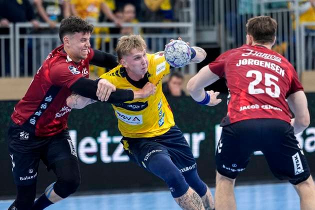 v.li.: Marko Grgic (Flensburg, 17), Edwin Aspenbäck (RNL, 78), Lukas Jörgensen (Flensburg, 25), Zweikampf, Spielszene, Duell, duel, tackle, tackling, Dynamik, Action, Aktion, 01.10.2025, Heidelberg (Deutschland), Handball, DHB-Pokal, 2. Runde, Rhein-Neckar Löwen - SG Flensburg-Handewitt