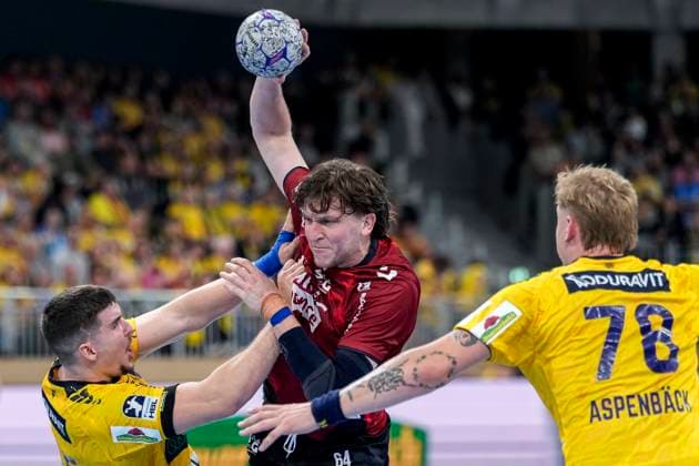 v.li.: Halil Jaganjac (RNL, 45), Lasse Möller (Flensburg, 64), Edwin Aspenbäck (RNL, 78), Zweikampf, Spielszene, Duell, duel, tackle, tackling, Dynamik, Action, Aktion, 01.10.2025, Heidelberg (Deutschland), Handball, DHB-Pokal, 2. Runde, Rhein-Neckar Löwen - SG Flensburg-Handewitt
