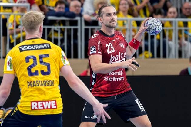 v.li.: Haukur Thrastarson (RNL, 25), Kent Robin Tönnesen (Flensburg, 23), Aktion, Action, Spielszene, 01.10.2025, Heidelberg (Deutschland), Handball, DHB-Pokal, 2. Runde, Rhein-Neckar Löwen - SG Flensburg-Handewitt
