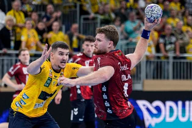 v.li.: Halil Jaganjac (RNL, 45), Johannes Golla (Flensburg, 4), Zweikampf, Spielszene, Duell, duel, tackle, tackling, Dynamik, Action, Aktion, 01.10.2025, Heidelberg (Deutschland), Handball, DHB-Pokal, 2. Runde, Rhein-Neckar Löwen - SG Flensburg-Handewitt