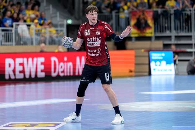 Lasse Möller (Flensburg, 64), am Ball, Freisteller, Ganzkörper, Einzelbild, Einzelfoto, Aktion, Action, 01.10.2025, Heidelberg (Deutschland), Handball, DHB-Pokal, 2. Runde, Rhein-Neckar Löwen - SG Flensburg-Handewitt