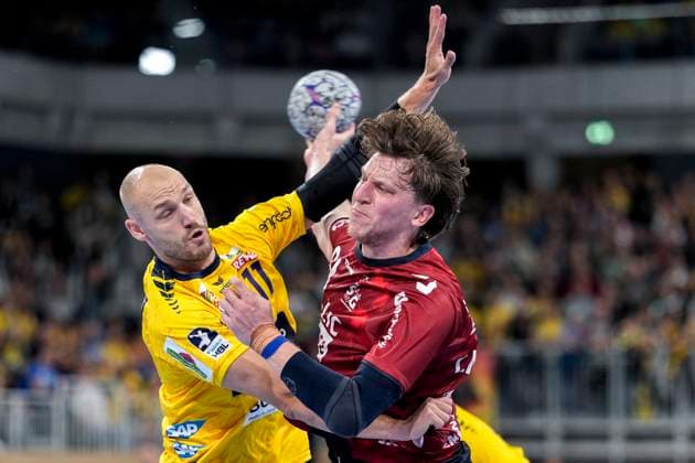 v.li.: Lukas Sandell (RNL, 11), Lasse Möller (Flensburg, 64), Zweikampf, Spielszene, Duell, duel, tackle, tackling, Dynamik, Action, Aktion, 01.10.2025, Heidelberg (Deutschland), Handball, DHB-Pokal, 2. Runde, Rhein-Neckar Löwen - SG Flensburg-Handewitt
