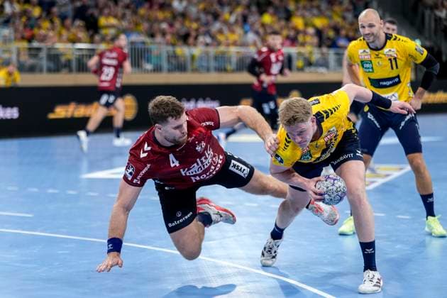 v.li.: Johannes Golla (Flensburg, 4), Haukur Thrastarson (RNL, 25), Zweikampf, Spielszene, Duell, duel, tackle, tackling, Dynamik, Action, Aktion, 01.10.2025, Heidelberg (Deutschland), Handball, DHB-Pokal, 2. Runde, Rhein-Neckar Löwen - SG Flensburg-Handewitt