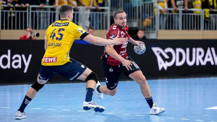 v.li.: Halil Jaganjac (RNL, 45), Kent Robin Tönnesen (Flensburg, 23), Zweikampf, Spielszene, Duell, duel, tackle, tackling, Dynamik, Action, Aktion, 01.10.2025, Heidelberg (Deutschland), Handball, DHB-Pokal, 2. Runde, Rhein-Neckar Löwen - SG Flensburg-Handewitt